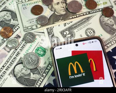Allemagne. 22 septembre 2023. Dans cette illustration photo, le logo de McDonald's Corporation est affiché sur un smartphone avec des devises US Dollar sur la table. (Photo Igor Golovniov/SOPA Images/Sipa USA) *** strictement à des fins éditoriales *** crédit : SIPA USA/Alamy Live News Banque D'Images