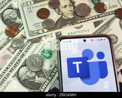 Allemagne. 22 septembre 2023. Dans cette illustration photo, le logo Microsoft Teams est affiché sur un smartphone avec des devises US Dollar sur la table. (Photo Igor Golovniov/SOPA Images/Sipa USA) *** strictement à des fins éditoriales *** crédit : SIPA USA/Alamy Live News Banque D'Images