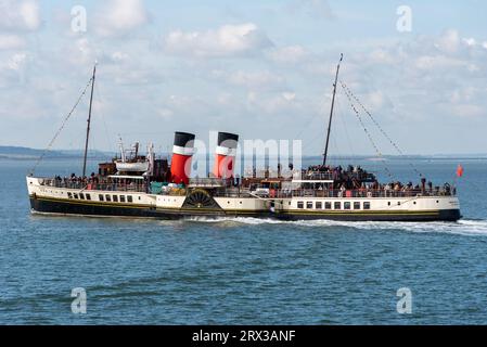 Le bateau à vapeur Waverley s'éloigne après s'être arrêté à Southend Pier pour récupérer les passagers pour une excursion sur la rivière autour de l'estuaire de la Tamise Banque D'Images