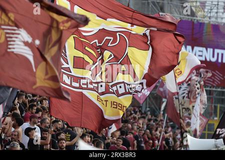 Salerne, Italie. 25 août 2023. Les supporters de Salernitana se réjouissent lors du match de football Serie A entre l’US Salernitana et Frosinone Calcio au stade Arechi de Salerne (Italie), le 22 septembre 2023. Crédit : Insidefoto di andrea staccioli/Alamy Live News Banque D'Images