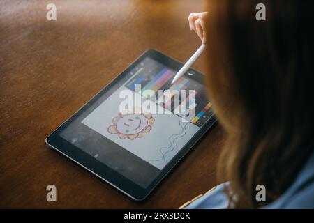 Style de vie créatif hobby femme artiste numérique dessine une image numérique sur une tablette numérique Banque D'Images