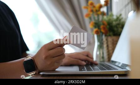 Femme utilise l'ordinateur tablette intelligente et détient la carte de crédit avec le concept de paiement en ligne shopping.Online. Banque D'Images