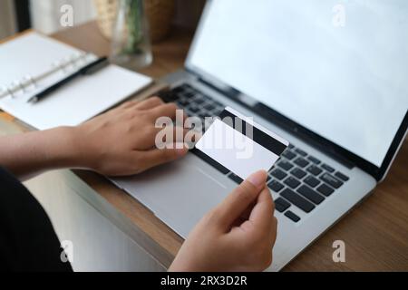 Femme utilise l'ordinateur tablette intelligente et détient la carte de crédit avec le concept de paiement en ligne shopping.Online. Banque D'Images