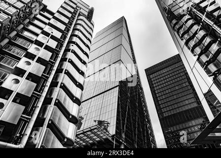 Londres, Royaume-Uni. 02 août 2023. Reflets abstraits modernes en noir et blanc dans les immeubles de bureaux à façade vitrée dans le quartier financier de la capitale britannique Londres. (Photo de John Wreford/SOPA Images/Sipa USA) crédit : SIPA USA/Alamy Live News Banque D'Images