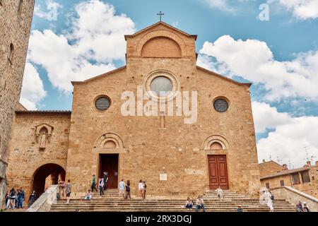 San Gimignano, Sienne, Italie - 14 mars 2023 : Cathédrale médiévale de San Gimignano Banque D'Images