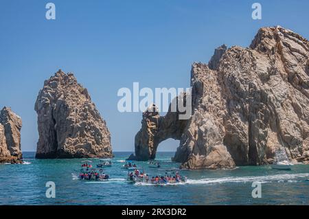 Mexique, Cabo San Lucas - 16 juillet 2023 : Reserva de Lobos Marinos rocheux et arche rocheuse El Arco. Passage de la baie à l'océan avec beaucoup de petits sites touristiques Banque D'Images