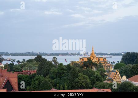 Vue vers le Palais Royal du Cambodge, Phnom Penh, Cambodge Banque D'Images
