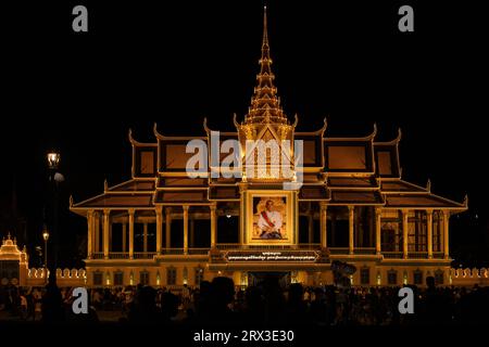 Le Pavillon Moonlight, Preah Thineang Chan Chhaya, montrant un portrait du roi du Cambodge, Norodom Sihamoni, le jour du couronnement 2023 Banque D'Images