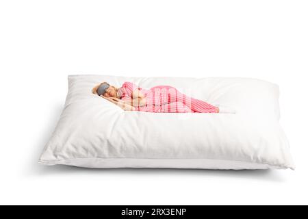 Femme en pyjama portant un masque et dormant sur un matelas flottant isolé sur fond blanc Banque D'Images