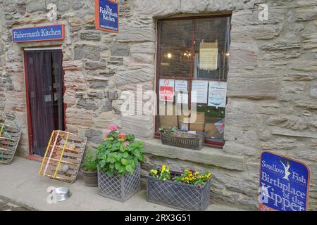 Seahouses, Royaume-Uni - 13 juillet 2023 : Kippers fumés en vente dans le port de Seahouses, Northumberland Banque D'Images