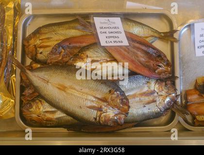 Seahouses, Royaume-Uni - 13 juillet 2023 : Kippers fumés en vente dans le port de Seahouses, Northumberland Banque D'Images