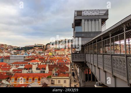 Ascenseur Santa Justa à Lisbonne, Portugal. Monument célèbre et attraction touristique divertissante avec plate-forme d'observation à l'étage Banque D'Images