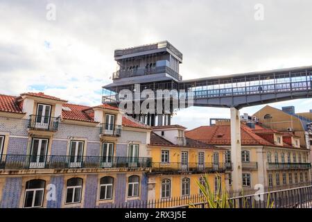 Ascenseur Santa Justa à Lisbonne, Portugal. Monument célèbre et attraction touristique divertissante avec plate-forme d'observation à l'étage Banque D'Images