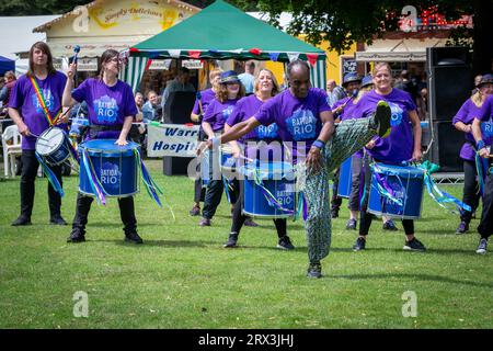 Danny Henry, artiste de danse noire, danse au rythme du groupe de tambours Batida Rio Samba lors de la Journée de sensibilisation au handicap 2023 à Warrington Banque D'Images