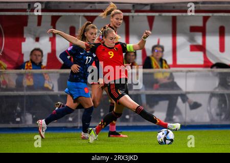 LEUVEN - (de gauche à droite) Victoria Pelova de Hollande, Tessa Wullaert de Belgique lors du match féminin de l'UEFA Nations League entre la Belgique et les pays-Bas au stade Den Dreef le 22 septembre 2023 à Leuven, Belgique. ANP GERRIT VAN COLOGNE Banque D'Images