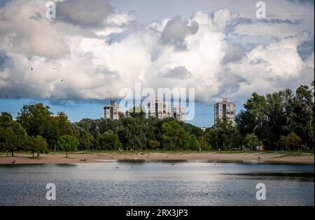 Zagreb, Croatie-6 août 2023 : Belle journée au lac Bundek dans la ville de Zagreb, Croatie après la tempête et les fortes pluies qui ont inondé la rivière Sava Banque D'Images