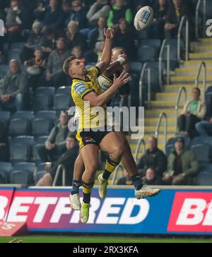 Leeds, Royaume-Uni. 22 septembre 2023. *** Greg Eden grimpe pour un high ball lors du match de Betfred Super League entre Leeds Rhinos et Castleford Tigers au Headingley Stadium, Leeds, Royaume-Uni le 22 septembre 2023. Photo de Simon Hall. Usage éditorial uniquement, licence requise pour un usage commercial. Aucune utilisation dans les Paris, les jeux ou les publications d'un seul club/ligue/joueur. Crédit : UK Sports pics Ltd/Alamy Live News Banque D'Images