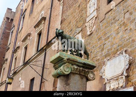 Capitoline Wolf, sculpture en bronze de la mythique louve allaitant les jumeaux Romulus et Remus, à Rome, Italie. Scène de la légende du f Banque D'Images