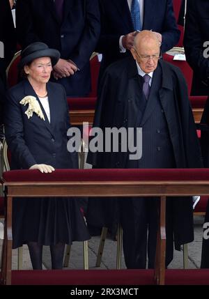 Le président italien Giorgio Napolitano et son épouse Clio Maria Bittoni dans la photo : la messe de canonisation des Papes Jean XXIII et Jean Paul II sur Saint Pierre au Vatican le 27 avril 2014. Banque D'Images