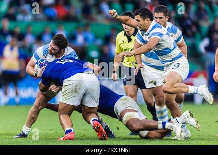 Saint-Étienne, France. 22 septembre 2023. Julian Montoya (C) d’Argentine est attaqué par Sama Malolo de Samoa lors du match de la coupe du monde de rugby poule D entre l’Argentine et les Samoa au Stade Geoffroy-Guichard. Crédit : Mateo Occhi (Sporteo) / Alamy Live News Banque D'Images
