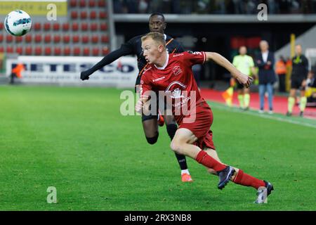 Waregem, Belgique. 22 septembre 2023. Souleymane Anne de Deinze et Christian Bruls d'Essevee se battent pour le ballon lors d'un match de football entre SV Zulte Waregem et KMSK Deinze, vendredi 22 septembre 2023 à Waregem, le jour 6/30 de la deuxième division du championnat belge 'Challenger Pro League' 2023-2024. BELGA PHOTO KURT DESPLENTER crédit : Belga News Agency/Alamy Live News Banque D'Images