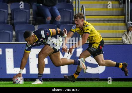 David Fusitu’a #2 de Leeds Rhinos passe pour un essai et marque le score 10-0 dans la première moitié du match Betfred Super League Round 27 Leeds Rhinos vs Castleford Tigers au Headingley Stadium, Leeds, Royaume-Uni, le 22 septembre 2023 (photo de James Heaton/News Images) Banque D'Images