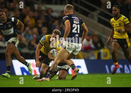 Leeds, Royaume-Uni. 22 septembre 2023. *** Fletcher Rooney est affronté lors du match de Betfred Super League entre Leeds Rhinos et Castleford Tigers au Headingley Stadium, Leeds, Royaume-Uni, le 22 septembre 2023. Photo de Simon Hall. Usage éditorial uniquement, licence requise pour un usage commercial. Aucune utilisation dans les Paris, les jeux ou les publications d'un seul club/ligue/joueur. Crédit : UK Sports pics Ltd/Alamy Live News Banque D'Images