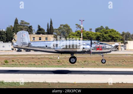 Red Bull (The Flying Bulls) North American B-25J Mitchell (REG : N6123C) arrivant pour participer au MIA 2023. Banque D'Images