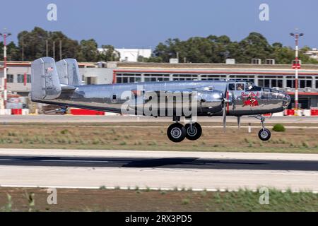 Red Bull (The Flying Bulls) North American B-25J Mitchell (REG : N6123C) arrivant pour participer au MIA 2023. Banque D'Images