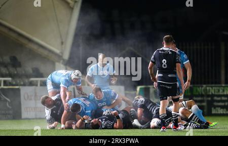 Une mêlée s'effondre lors du match de la Premiership Cup entre Newcastle Falcons et sale Sharks à Kingston Park, Newcastle le le vendredi 22 septembre 2023. (Photo : Michael Driver | MI News) crédit : MI News & Sport / Alamy Live News Banque D'Images