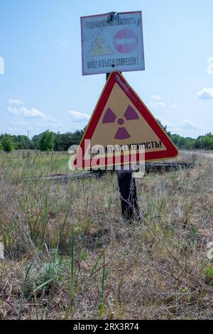 Un panneau d'interdiction indiquant un risque de rayonnement à l'entrée de la zone d'exclusion au Bélarus Banque D'Images