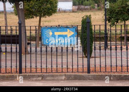 Panneau de direction poteau waymarker sur le Camino de Santiago le chemin de St James route de pèlerinage Espagne Banque D'Images