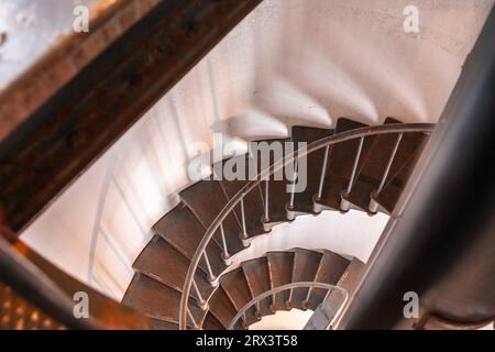 Escalier courbe ascendant au sommet de la tour au phare de point Arena, près de point Arena, sur la côte pacifique du nord de la Californie. Banque D'Images