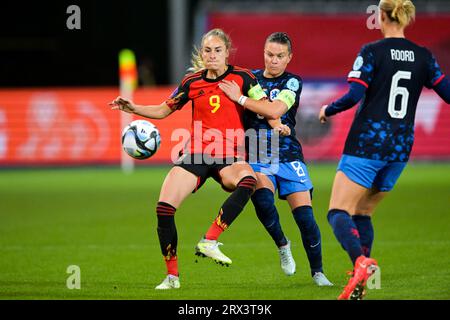 LEUVEN - (de gauche à droite) Tessa Wullaert de Belgique, Sherida Spitse de Hollande lors du match féminin de l'UEFA Nations League entre la Belgique et les pays-Bas au stade Den Dreef le 22 septembre 2023 à Leuven, Belgique. ANP GERRIT VAN COLOGNE Banque D'Images