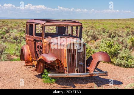 Voiture abandonnée sur le site de l'ancienne route 66, préservée comme monument dans le parc national de la forêt pétrifiée en Arizona. Banque D'Images