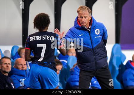 LEUVEN - (de gauche à droite) Lineth Beerensteyn de Hollande, entraîneur Andries Jonker lors du match féminin de l'UEFA Nations League entre la Belgique et les pays-Bas au stade Den Dreef le 22 septembre 2023 à Leuven, Belgique. ANP GERRIT VAN COLOGNE Banque D'Images