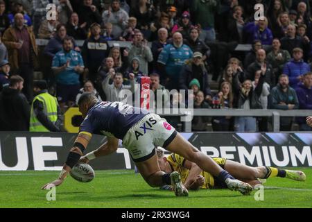 Leeds, Royaume-Uni. 22 septembre 2023. David Fusitu'a #2 de Leeds Rhinos fait un essai et marque le score 26-0 dans la seconde moitié du match Betfred Super League Round 27 Leeds Rhinos vs Castleford Tigers au Headingley Stadium, Leeds, Royaume-Uni, le 22 septembre 2023 (photo de James Heaton/News Images) à Leeds, Royaume-Uni le 9/22/2023. (Photo de James Heaton/News Images/Sipa USA) crédit : SIPA USA/Alamy Live News Banque D'Images