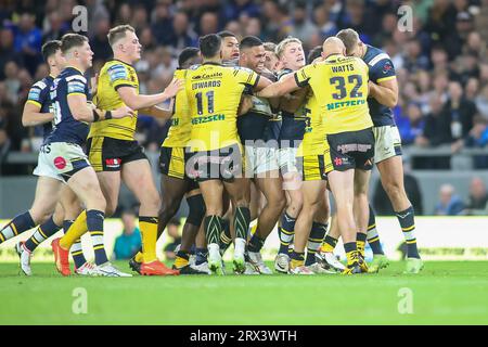 Leeds, Royaume-Uni. 22 septembre 2023. *** Tempers Flare lors du match de Betfred Super League entre Leeds Rhinos et Castleford Tigers au Headingley Stadium, Leeds, Royaume-Uni, le 22 septembre 2023. Photo de Simon Hall. Usage éditorial uniquement, licence requise pour un usage commercial. Aucune utilisation dans les Paris, les jeux ou les publications d'un seul club/ligue/joueur. Crédit : UK Sports pics Ltd/Alamy Live News Banque D'Images