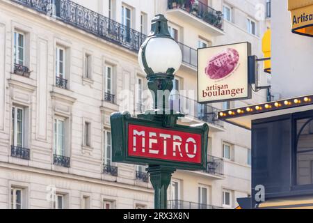 Panneau Station de métro porte de la Chapelle, quartier de la Chapell, Paris, Île-de-France, France Banque D'Images