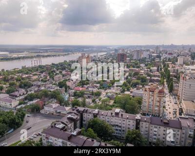 La vue aérienne panoramique de la rivière Don et de la ville de Rostov-sur-le-Don dans le sud de la Russie Banque D'Images