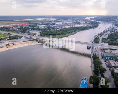 La vue aérienne de la rivière Don et du centre-ville dans la ville de Rostov-sur-le-Don (Rostov-na-Donu), dans le sud de la Russie, près de la frontière avec l'Ukraine. Banque D'Images