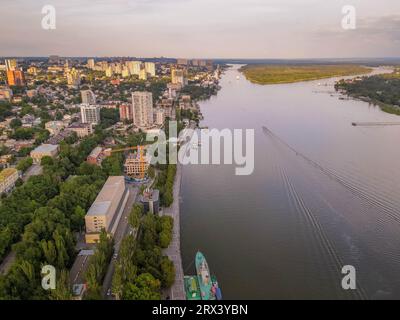 La vue aérienne de la rivière Don et du centre-ville dans la ville de Rostov-sur-le-Don (Rostov-na-Donu), dans le sud de la Russie, près de la frontière avec l'Ukraine. Banque D'Images