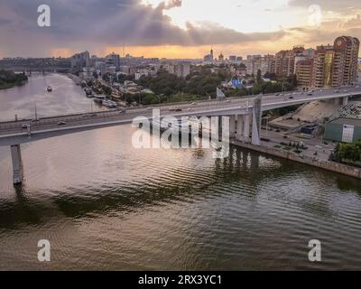 La vue aérienne de la rivière Don et du centre-ville dans la ville de Rostov-sur-le-Don (Rostov-na-Donu), dans le sud de la Russie, près de la frontière avec l'Ukraine. Banque D'Images