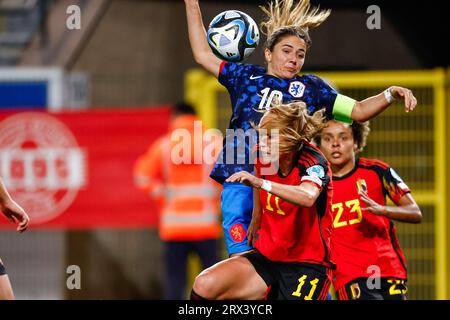 Leuven, pays-Bas. 22 septembre 2023. LEUVEN, PAYS-BAS - SEPTEMBRE 22 : Danielle van de Donk, des pays-Bas, dirige le ballon avec Janice Cayman, de Belgique, lors de l'UEFA Nations League Women League, un match du Groupe 1 entre les Belges et les Netherlands Women au King Power au stade Den Dreef, le 22 septembre 2023 à Leuven, aux pays-Bas. (Photo Broer van den Boom/Orange Pictures) crédit : Orange pics BV/Alamy Live News Banque D'Images