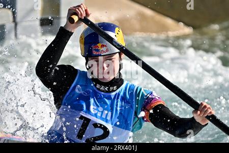 Waltham Cross, Royaume-Uni. 22 septembre 2023. Championnats du monde de canoë 2023. Lee Valley White Water Centre. Waltham Cross. Evy Leibfarth (États-Unis) en demi-finale de canoë féminin lors des Championnats du monde de canoë 2023 au Lee Valley White Water Centre, Royaume-Uni. Crédit : Sport in Pictures/Alamy Live News Banque D'Images