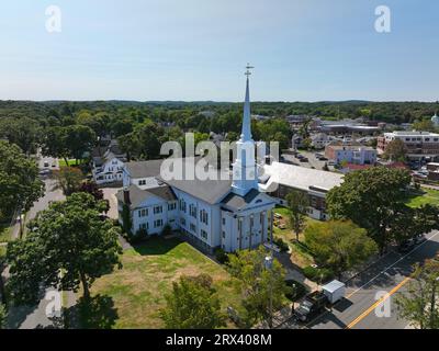 Vue aérienne de la première église baptiste au 858 Great Plain Avenue dans le centre historique de Needham, Massachusetts ma, USA. Banque D'Images