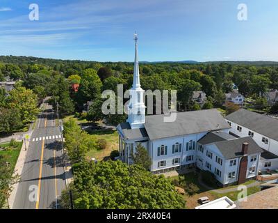 Vue aérienne de la première église baptiste au 858 Great Plain Avenue dans le centre historique de Needham, Massachusetts ma, USA. Banque D'Images