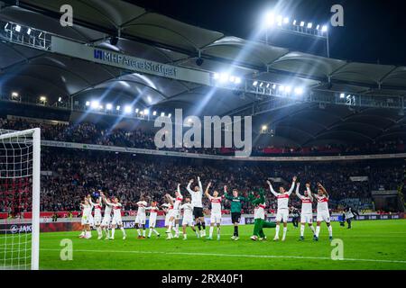 Stuttgart, Allemagne. 22 septembre 2023. Football : Bundesliga, VfB Stuttgart - Darmstadt 98, Journée 5, MHPArena. Les joueurs du VfB Stuttgart applaudissent le match et remercient les fans pour leur soutien. Crédit : Tom Weller/dpa - REMARQUE IMPORTANTE : conformément aux exigences de la DFL Deutsche Fußball Liga et de la DFB Deutscher Fußball-Bund, il est interdit d’utiliser ou de faire utiliser des photographies prises dans le stade et/ou le match sous forme de séquences et/ou de séries de photos de type vidéo./dpa/Alamy Live News Banque D'Images