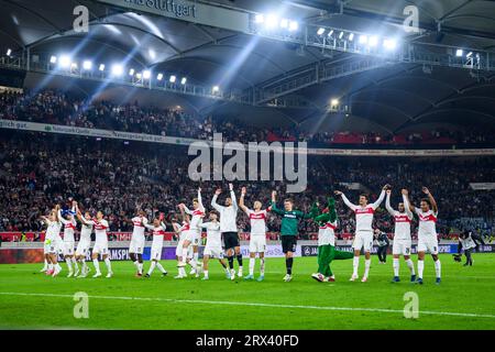 Stuttgart, Allemagne. 22 septembre 2023. Football : Bundesliga, VfB Stuttgart - Darmstadt 98, Journée 5, MHPArena. Les joueurs du VfB Stuttgart applaudissent le match et remercient les fans pour leur soutien. Crédit : Tom Weller/dpa - REMARQUE IMPORTANTE : conformément aux exigences de la DFL Deutsche Fußball Liga et de la DFB Deutscher Fußball-Bund, il est interdit d’utiliser ou de faire utiliser des photographies prises dans le stade et/ou le match sous forme de séquences et/ou de séries de photos de type vidéo./dpa/Alamy Live News Banque D'Images