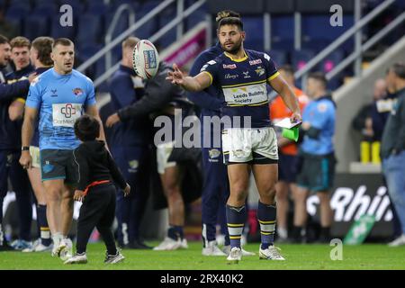 Leeds, Royaume-Uni. 22 septembre 2023. Rhyse Martin #12 de Leeds Rhinos joue avec ses enfants après le match Betfred Super League Round 27 Leeds Rhinos vs Castleford Tigers au Headingley Stadium, Leeds, Royaume-Uni, le 22 septembre 2023 (photo de James Heaton/News Images) à Leeds, Royaume-Uni le 9/22/2023. (Photo de James Heaton/News Images/Sipa USA) crédit : SIPA USA/Alamy Live News Banque D'Images